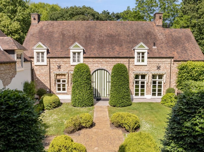 Op een absolute toplocatie in het prestigieuze Kapellenbos, aan de Franselei 55, bevindt zich deze uitzonderlijke villa in kasteelhoevestijl op een re