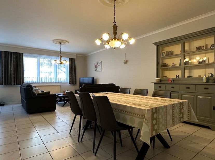Instapklaar gelijkvloers appartement met 2 slaapkamers, tuin en garage<br />
Ligging: Dit instapklare appartement is gunstig gelegen op een invalsweg