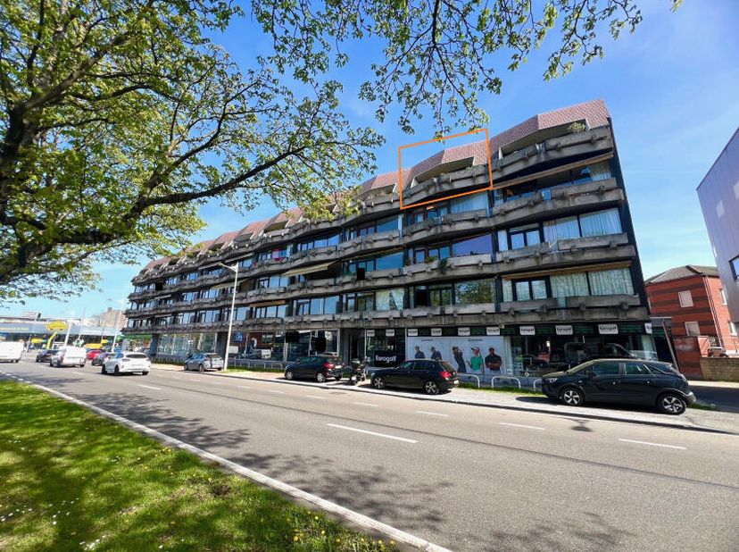 Studio à rafraîchir ( +/- 57m² d'après PEB) avec terrasse idéalement situé au 4ème et dernier étage d'une agréable résidence proche du centre de Liège