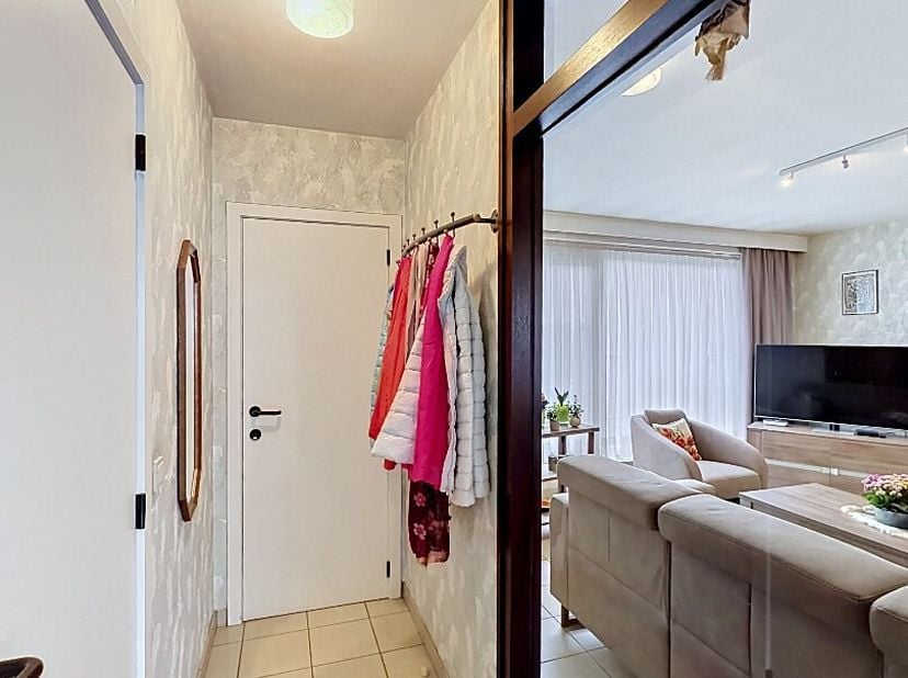 Dit duplex appartement is gelegen te Handzame en bestaat uit: inkomhal - living - keuken - berging - wasplaats - garage - afzonderlijk toilet - 2 slaa