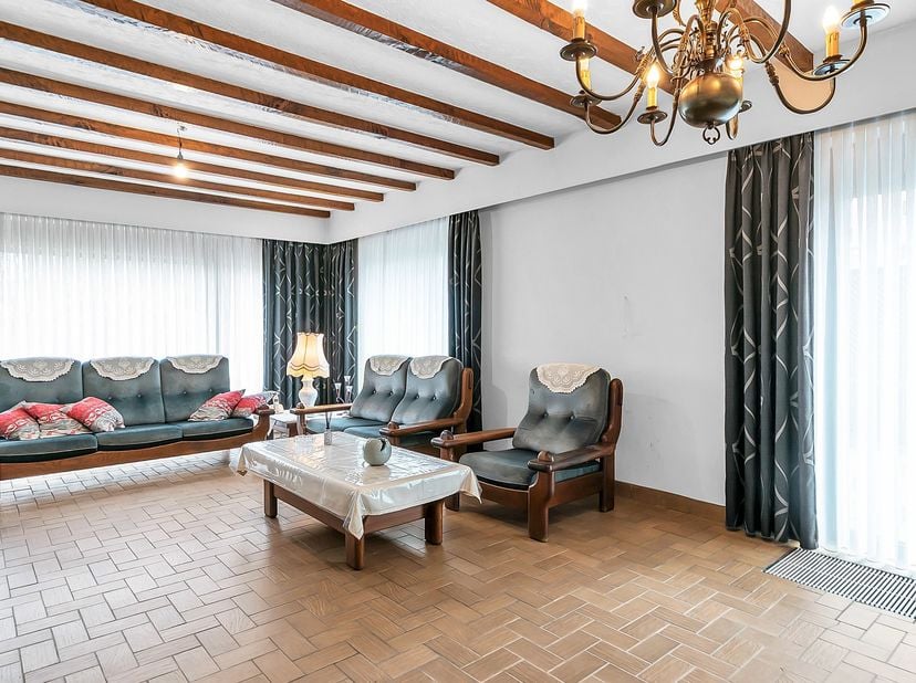 Bent u op zoek naar een degelijk onderhouden gelijkvloerse woning met een ruime tuin, praktische indeling en tal van mogelijkheden? Dan is deze verzor