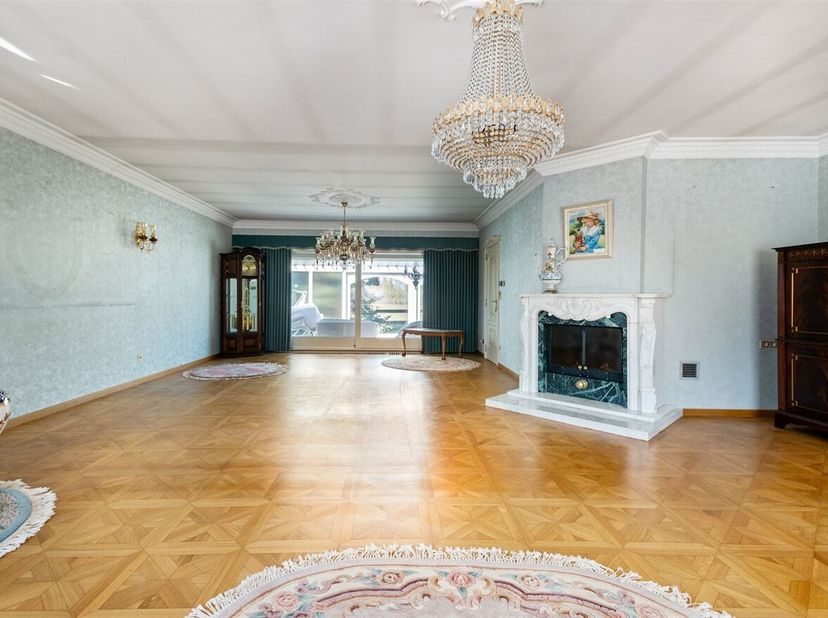 Karakteristieke woning met paardenstallen op uitzonderlijk perceel in Hersel<br />
Bij binnenkomst komt u terecht in een ruime inkomhal die toegang ge