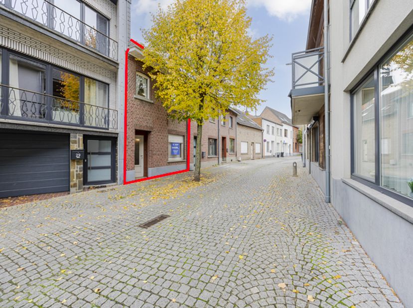 RIJWONING MET POTENTIEEL -<br />
<br />
Op zoek naar een karaktervolle woning die u volledig naar uw smaak kunt renoveren? Deze gesloten bebouwing in