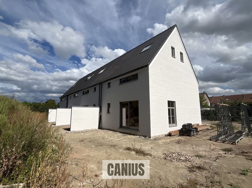NIEUWBOUWWONING MET 3 SLKS OP HET BEGIJNHOF<br />
Aan de stadsrand van Sint-Truiden treffen wij op het Begijnhof vier unieke nieuwbouwwoningen aan. D