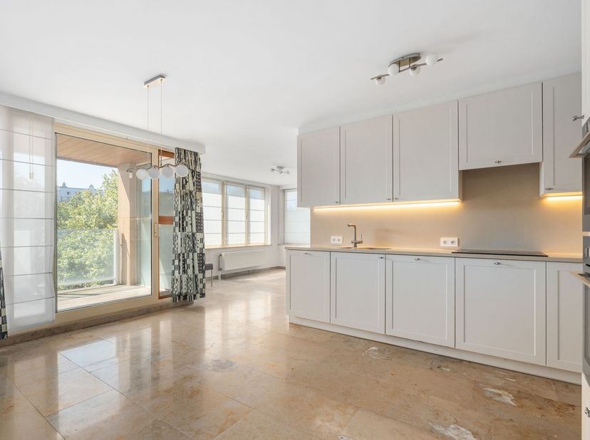 Dit lichtrijke tweeslaapkamerappartement bevindt zich op de tweede verdieping van een gegeerde residentie. Gelegen op wandelafstand van zee en strand