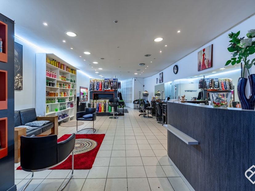 Juliet immo vous présente cette ancien salon de coiffure à rénover située à Arlon, offrant un beau potentiel pour des professionnels ou investisseurs.