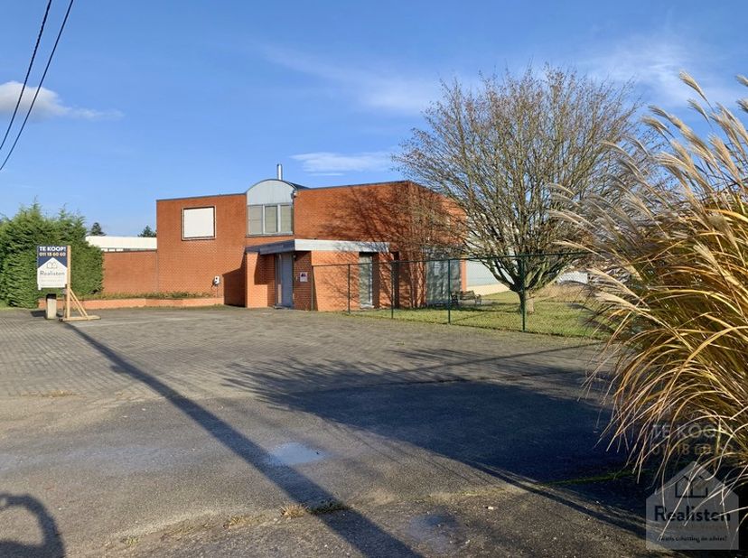 Industriezone Beverlo Station nr 107<br />
Het gebouw kan gekocht worden met of zonder het #handelsfonds van #Dakwerken Bams.<br />
<br />
Dit pand bi