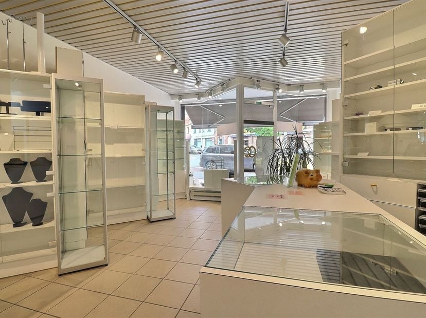 Bel immeuble mixte comprenant au rez-de-chaussée : espace de vente avec vitrine, 5 pièces modulables(actuellement solariums et cabines de soins), 2 WC