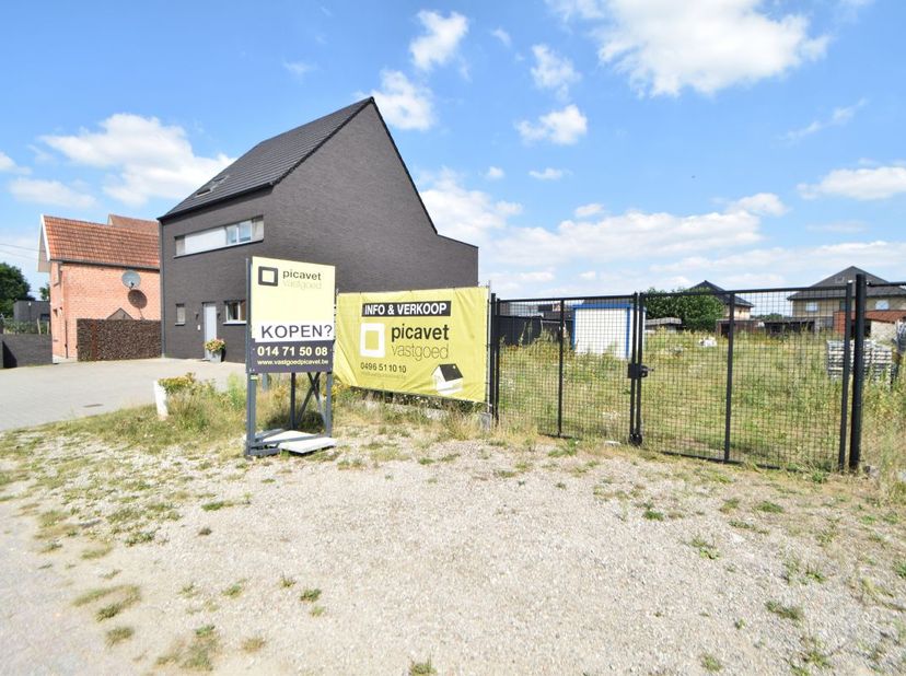 Bouwgrond van 512m² voor het bouwen van een half open bebouwing met bijgebouw, nabij het centrum van Tielen. Perceelbreedte vooraan 10 meter en een di