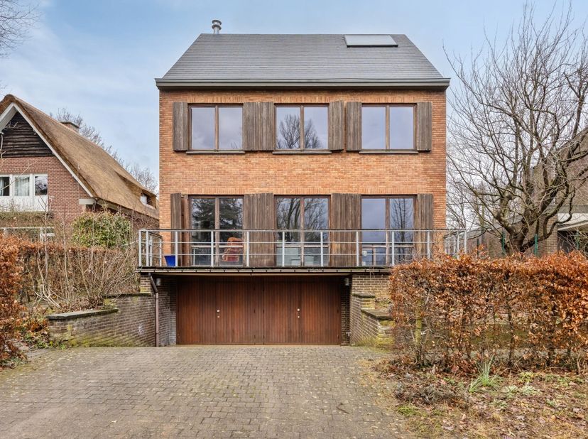 Deze open bebouwing is gelegen in een doodlopende straat op een prachtig perceel van 7a24ca met zicht op het bos.<br />
<br />
We betreden de woning v
