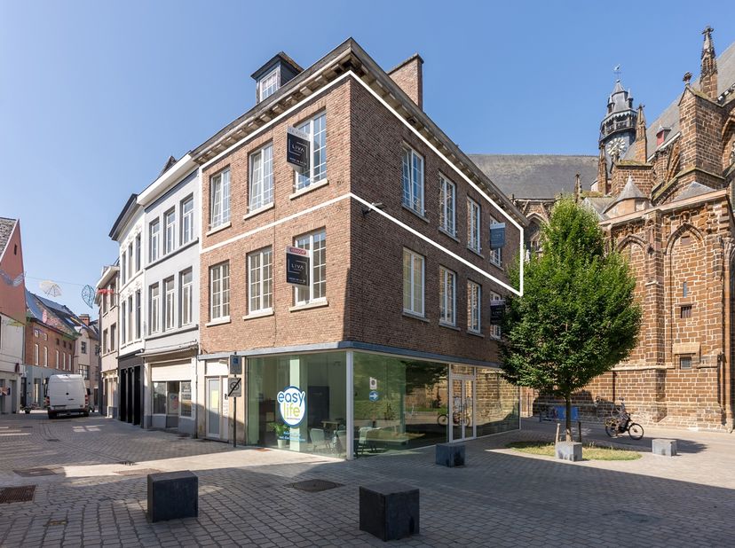 Gelegen op een toplocatie in het centrum, aan de Grote Markt van Diest. Vanwege de ligging heeft men hier alle belangrijke faciliteiten op wandelafsta