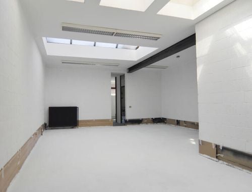                                         Bureaux à louer à Liège, € 850
