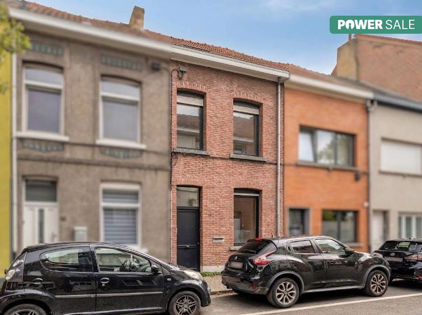 Vous recherchez une maison de ville spacieuse avec un aménagement pratique et un score EPC favorable ? Cette maison située au 36 de la Hamerstraat com