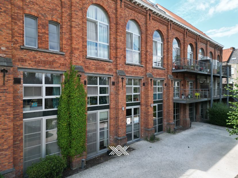 Dit instapklare appartement met vier slaapkamers van wel liefst 162 m² bevindt zich op de eerste verdieping van de gegeerde residentie Loftsquare, mid