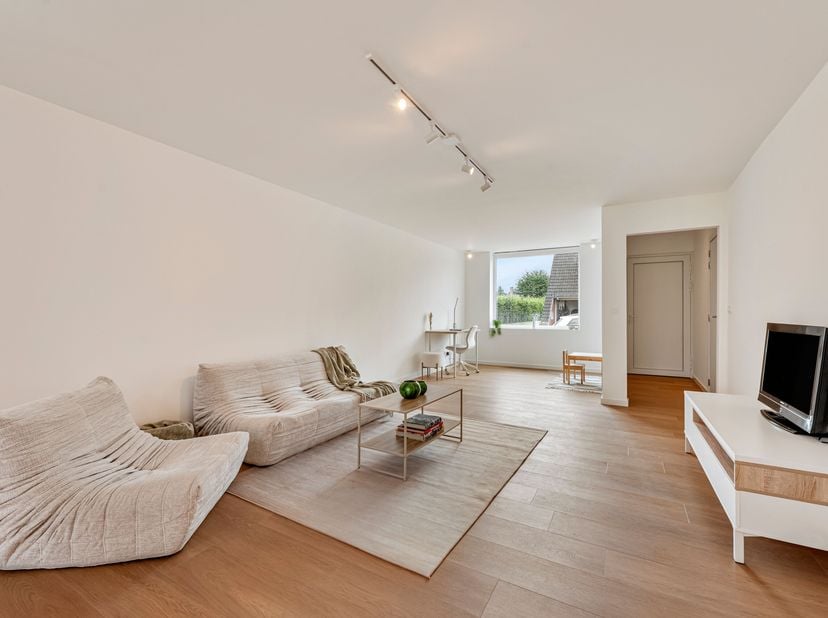 Volledig gerenoveerde woning te koop in Gullegem<br />
Binnenkomen doe je via de ruime inkomhal.<br />
Vooraan bevindt er zich een polyvalente ruimte
