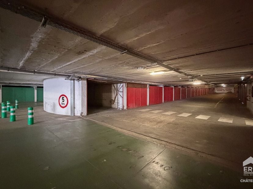 Bruxelles (Ixelles) : garage box fermé situé dans une copropriété récente, sécurisée et parfaitement entretenue.Implanté au niveau du rez-de chaussée