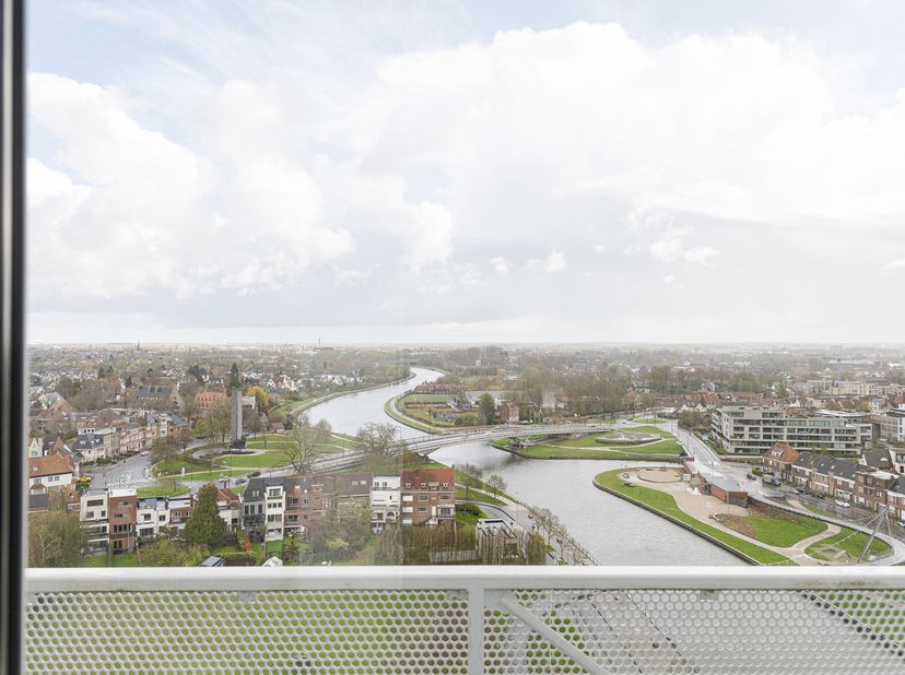 In Residentie "K-Tower", op een absolute topligging aan de Diksmuidekaai, bevindt zich dit uitzonderlijke appartement op een van de hoogste verdieping