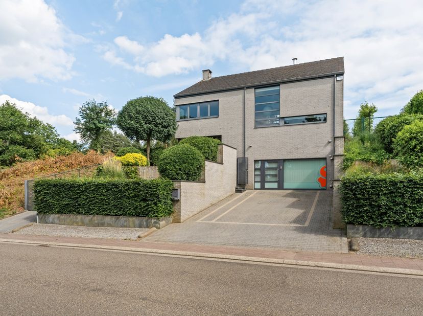 Op een volledig privatief perceel, nabij het centrum van Scherpenheuvel, bevindt zich deze instapklare en energiezuinige villa met zwembad, jacuzzi, s