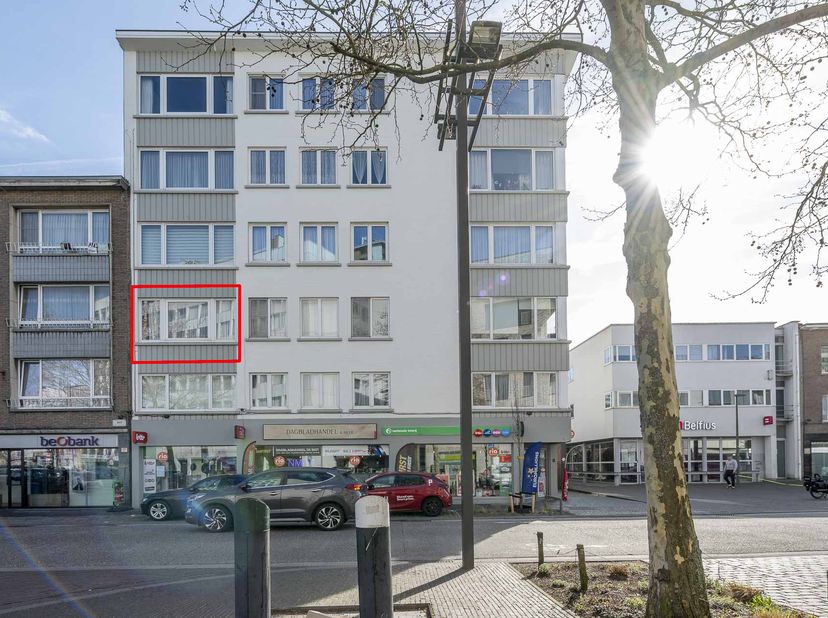 APPARTEMENT 2 SLAAPKAMERS MET GARAGE -<br />
Te renoveren appartement op de 2e verdieping met living, 2 slaapkamers, keuken, badkamer, aparte wc, vest