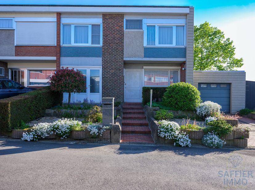 In een aangename en rustige buurt in Deerlijk vind je deze opvallend ruime woning op een perceel van 438 m².<br />
Met 4 slaapkamers, 2 grote garages,