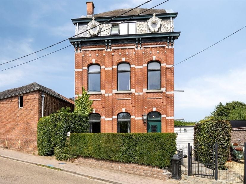 OFFRE à partir de 699.000 EUR. Sublime maison de serriste où élégance historique et confort contemporain se marient à merveille. Située au cœur de Hoe