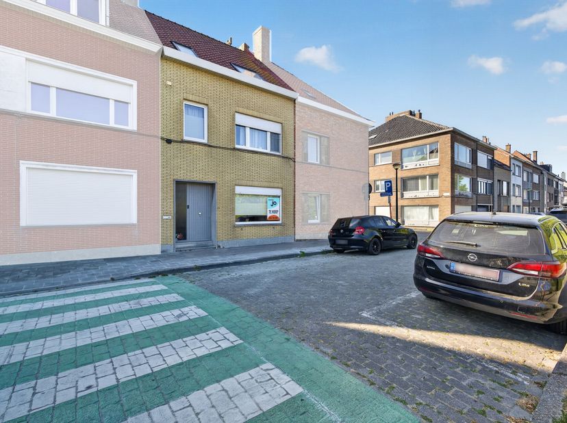Bent u op zoek naar een instapklare en volledig gerenoveerde gezinswoning op een toplocatie in Mariakerke? Dan is deze charmante rijwoning beslist een