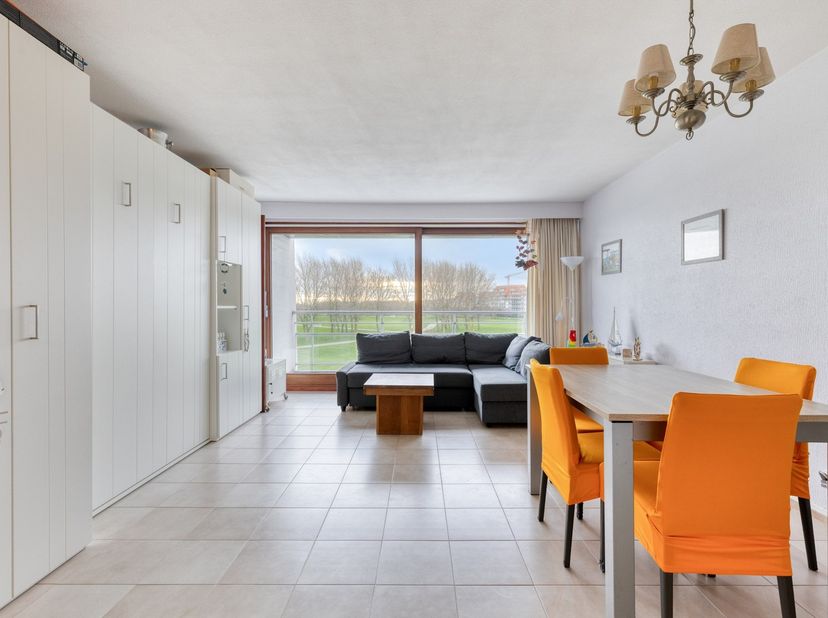 Laat je verbazen door deze verzorgde en functionele studio, gelegen in de residentie Nautilus te Nieuwpoort.<br />
<br />
- Lichtrijke leefruimte: pra