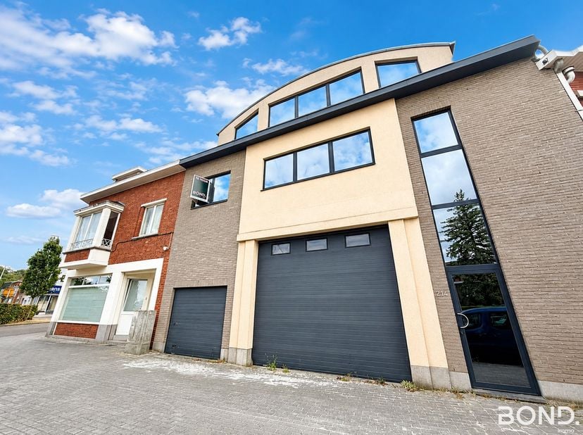 In de Platte Lostraat in Kessel-Lo bevindt zich dit verzorgde duplexappartement met twee ruime slaapkamers, een zonnig terras en een privatieve garage