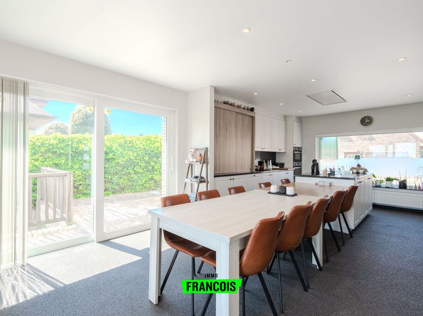 Cette maison individuelle clé en main est située Duinenlaan 58 à Westende, dans un environnement calme offrant une vue dégagée exceptionnelle sur de v