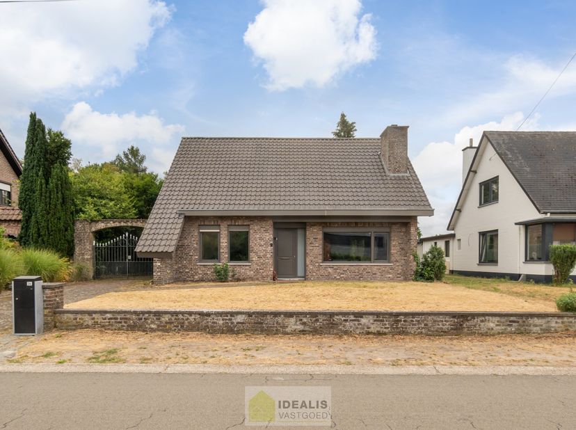 EENGEZINSWONING MET 4 SLAAPKAMERS OP EEN AANGENAAM PERCEEL VAN 8A 71CA! De woning omvat maar liefst 153m² netto bewoonbare oppervlakte verdeeld over e