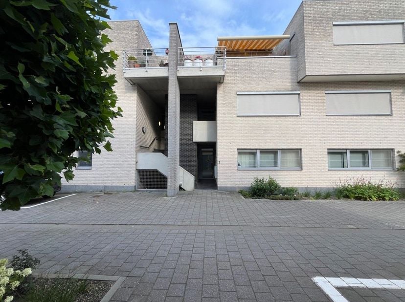 Gelegen in een groene omgeving, maar toch in het centrum van Leuven, vinden we dit pareltje terug!<br />
<br />
Het appartement is bereikbaar via lift