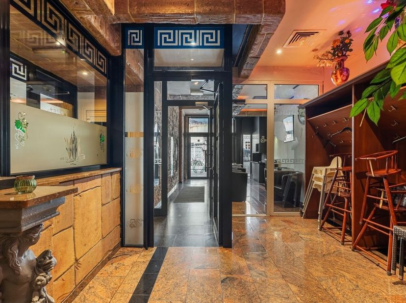 Handelspand met horeca-inrichting op toplocatie in Maasmechelen<br />
<br />
Ligging<br />
Dit instapklare handelspand is gelegen aan de Kruindersw