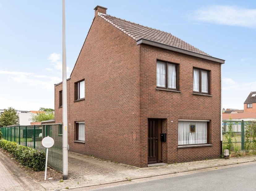 Te renoveren woning op rustige ligging nabij het centrum van Leopoldsburg<br />
<br />
Bent u op zoek naar een woning die u volledig naar eigen smaa