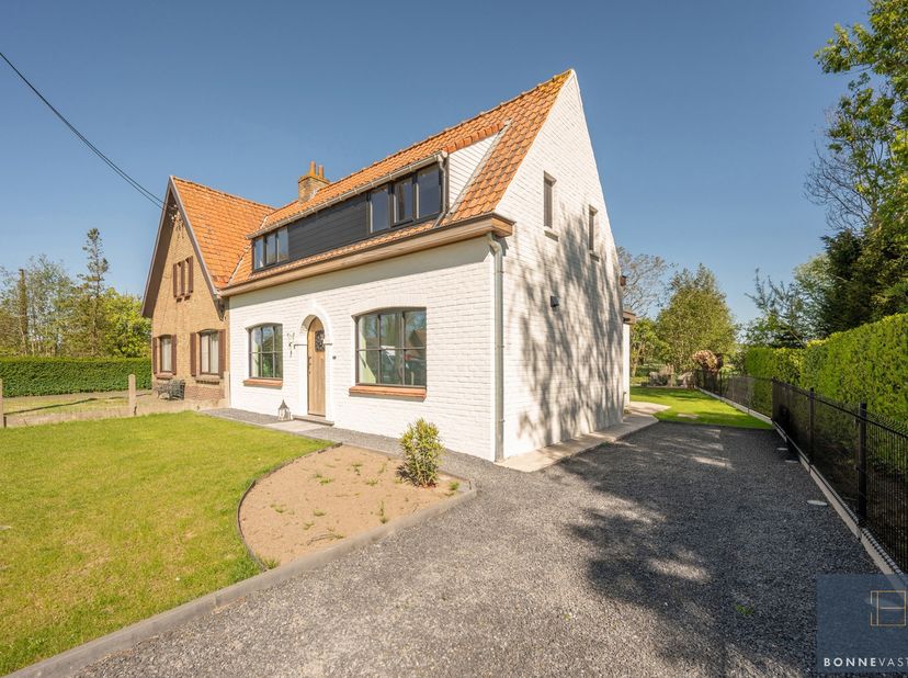 Energiezuinigheid: zonnepanelen (juni 2026), vloer-, zijmuur en dakisolatie, nieuwe centrale verwarming, nieuwe radiatoren,… . De woning werd de voorb