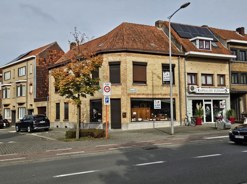 Zeer ruime hoekwoning met grote garage/werkplaats !  Op het gelijkvloers ontvangstruimte (vroegere winkelruimte) met achterliggend grote living met ke