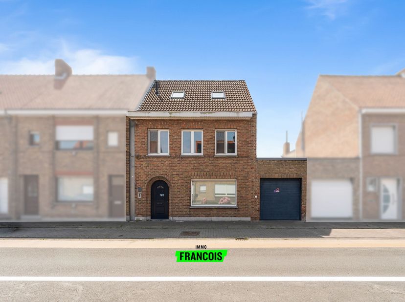 n het pittoreske Lissewege, een charmante deelgemeente van Brugge, bevindt zich deze instapklare gezinswoning. Dankzij de energiezuinige voorzieningen