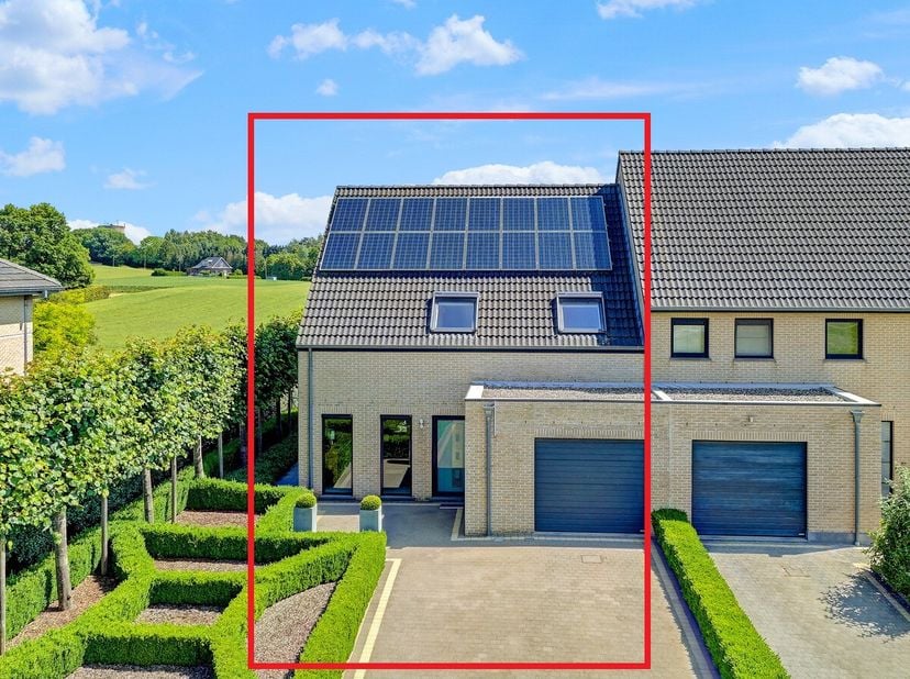 À vendre : cette maison construite en 2008 dispose d'un terrain de 617 m² et d'une parcelle agricole adjacente de 973 m². Grâce à la classe énergétiqu