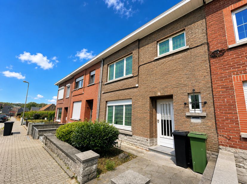 Mooi huis met tuin dat gerenoveerd moet worden en veel potentieel biedt! Momenteel bestaat het uit een inkomhal met apart toilet, een woonkamer met op