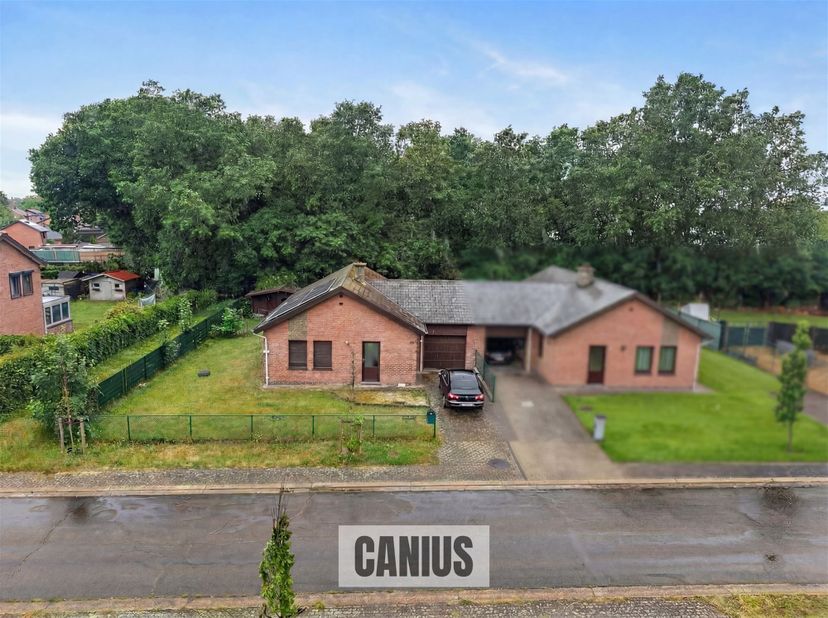 HALFOPEN GELIJKVLOERSE WONING MET DRIE SLAAPKAMERS<br />
Deze praktische halfopen bungalow bevindt zich in een doodlopende straat in een aangename res