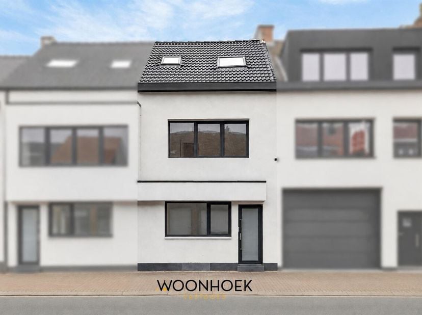 Deze luxueus gerenoveerde woning (2025) combineert een hoogwaardige afwerking met een doordachte indeling en een uitstekende energieprestatie. Dankzij