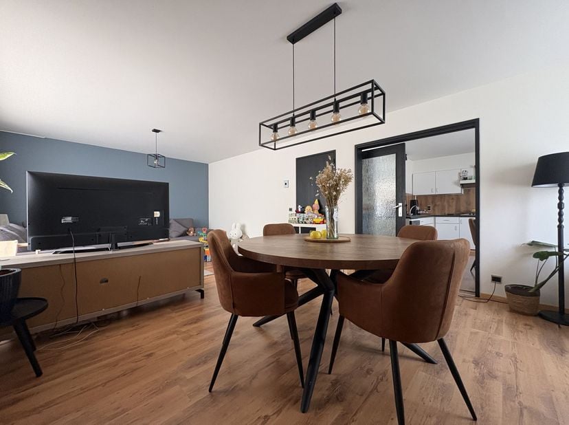 Ruim instapklaar 3 slpk appartement met terras en autostaanplaats <br />
<br />
Ligging: Gunstig gelegen op wandelafstand van het centrum van Lichta