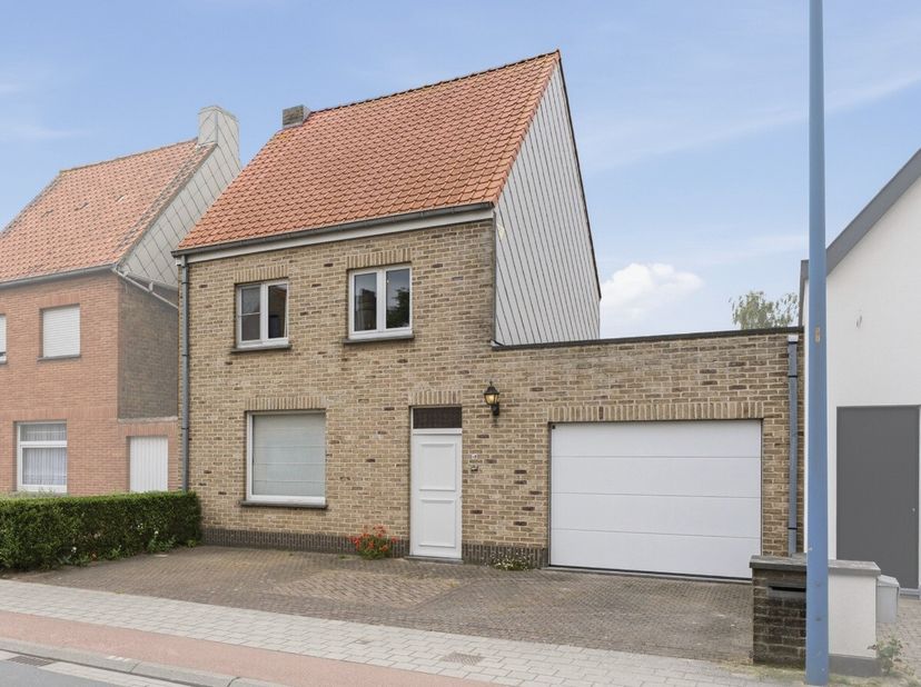 In Oostduinkerke dorp vinden we deze stevige woning met drie slaapkamers terug. Indeling: Inkom, grote leefruimte/living met open haard, keuken met on