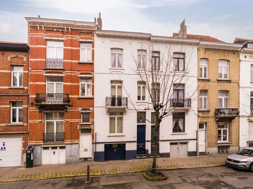 Ruime en lichtrijke eengezinswoning met authentieke charme en modern comfort. Deze karaktervolle woning combineert hedendaags wooncomfort met originel