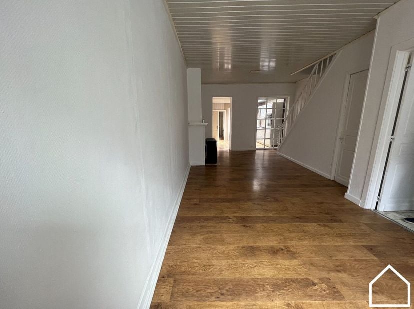 Deze charmante woning verwelkomt je via een aangename inkomhal die uitkomt op een lichtrijke leefruimte, ideaal om te ontspannen of gezellig samen te