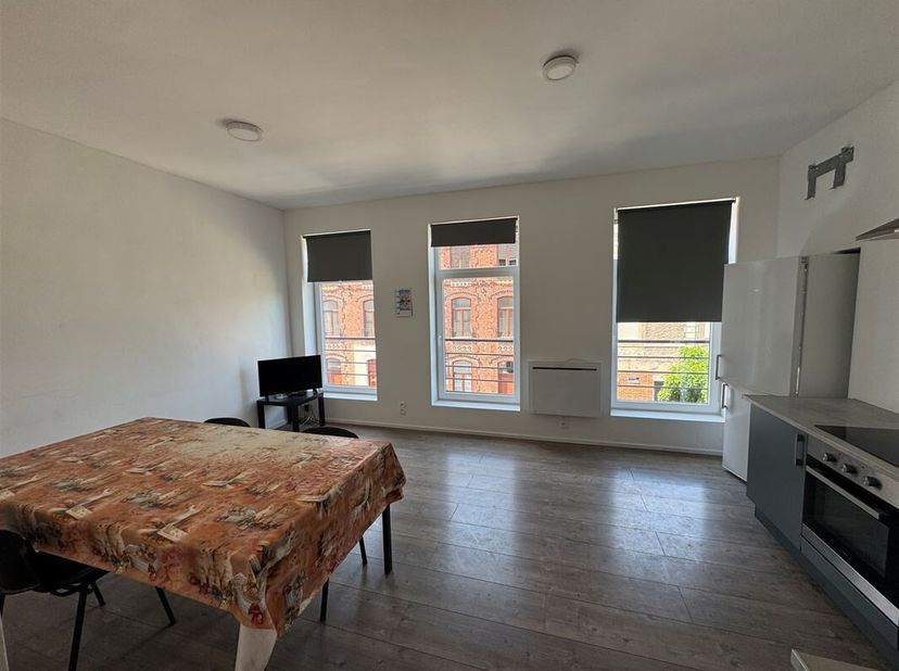Spacieuse maison d'habitation divisible en 2 unités (permis accordé pour un duplex et des bureaux), sise à Quiévrain. <br />
Situation idéale, face à
