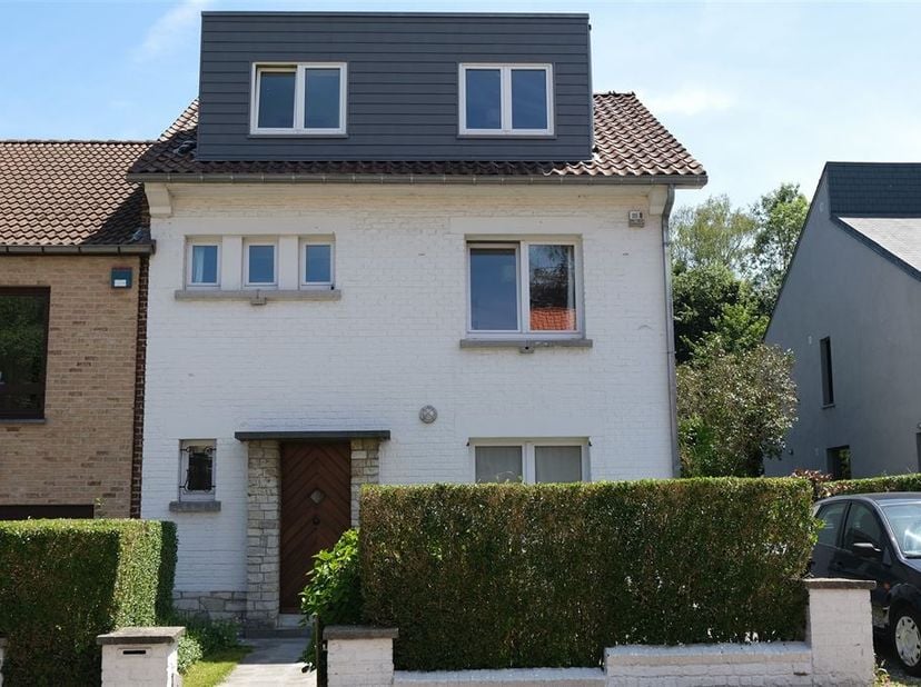 Wezembeek-Oppem, vlak bij Duitse School, Tram 39 en gemeenteschool La Fermette: 3-gevel huis met +-200m² en 5 slaapkamers, badkamer, douche kamer, woo