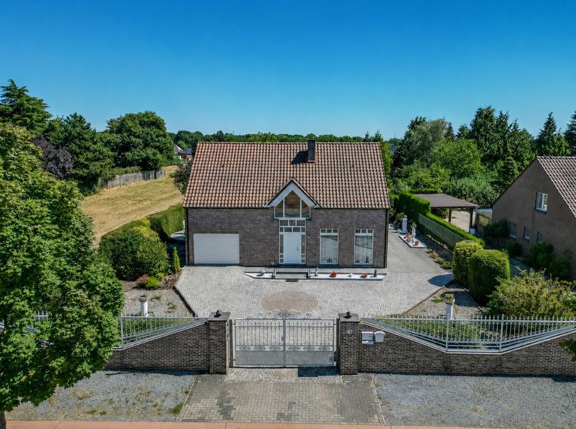 Op zoek naar ruimte, privacy én mogelijkheden? Deze verrassend ruime woning combineert een royale gezinswoning met 2 volledig aparte appartementen, el