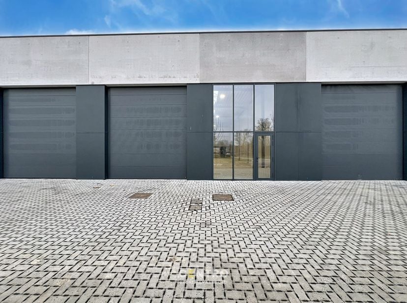 Benaderende bruto-AFMETINGEN:&amp;nbsp;<br />
276,39 m²:&amp;nbsp; 10,60m&amp;nbsp; x 26,07m&amp;nbsp;<br />
2 parkeerplaatsen<br />
<br />
AFWERKING:<br />
- De unit