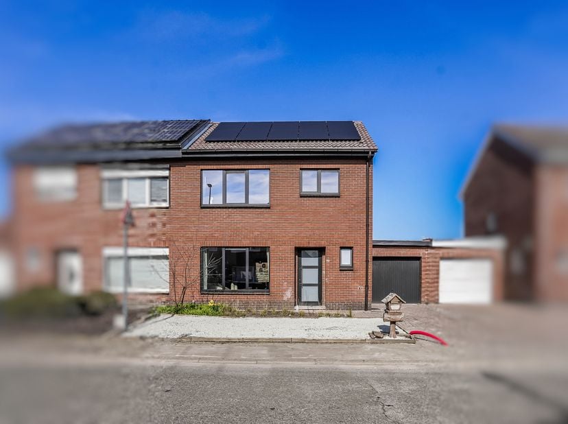 Vous recherchez une maison prête à emménager, économe en énergie et située dans un endroit calme ? Alors cette maison répondra à coup sûr à toutes vos