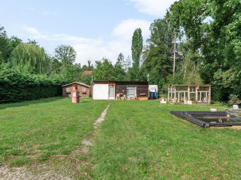 Te renoveren chalet op +- 10 are met potentieel in het groene hart van Rijmenam - ideaal als tweede verblijf! <br />
<br />
Bent u op zoek naar een